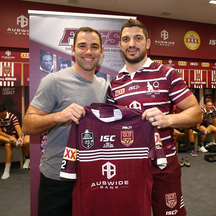 Smith presents Gillett with 20th Maroons jersey